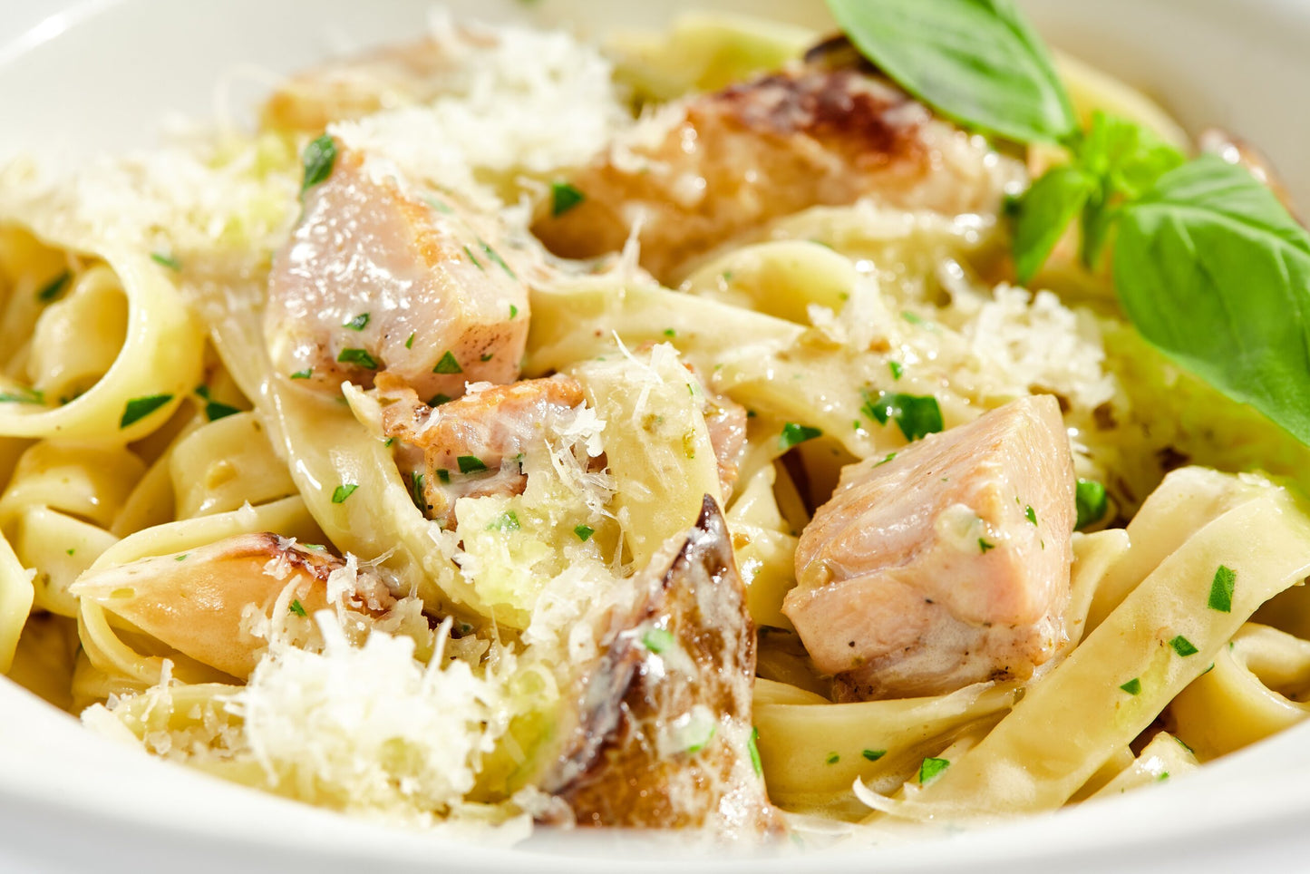Traditional,Italian,Lunch,-,Pasta,Fettuccine,With,Chicken,And,Mushrooms